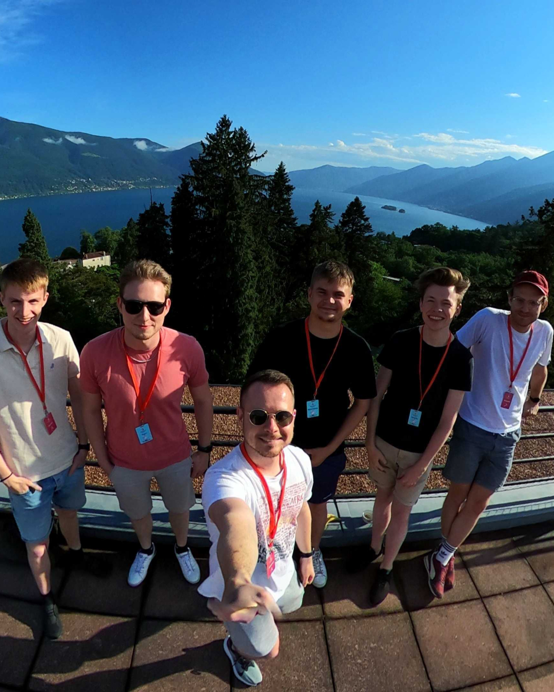 Selfie vom Dev Team auf einer Dachterrasse an der App Builders Konferenz