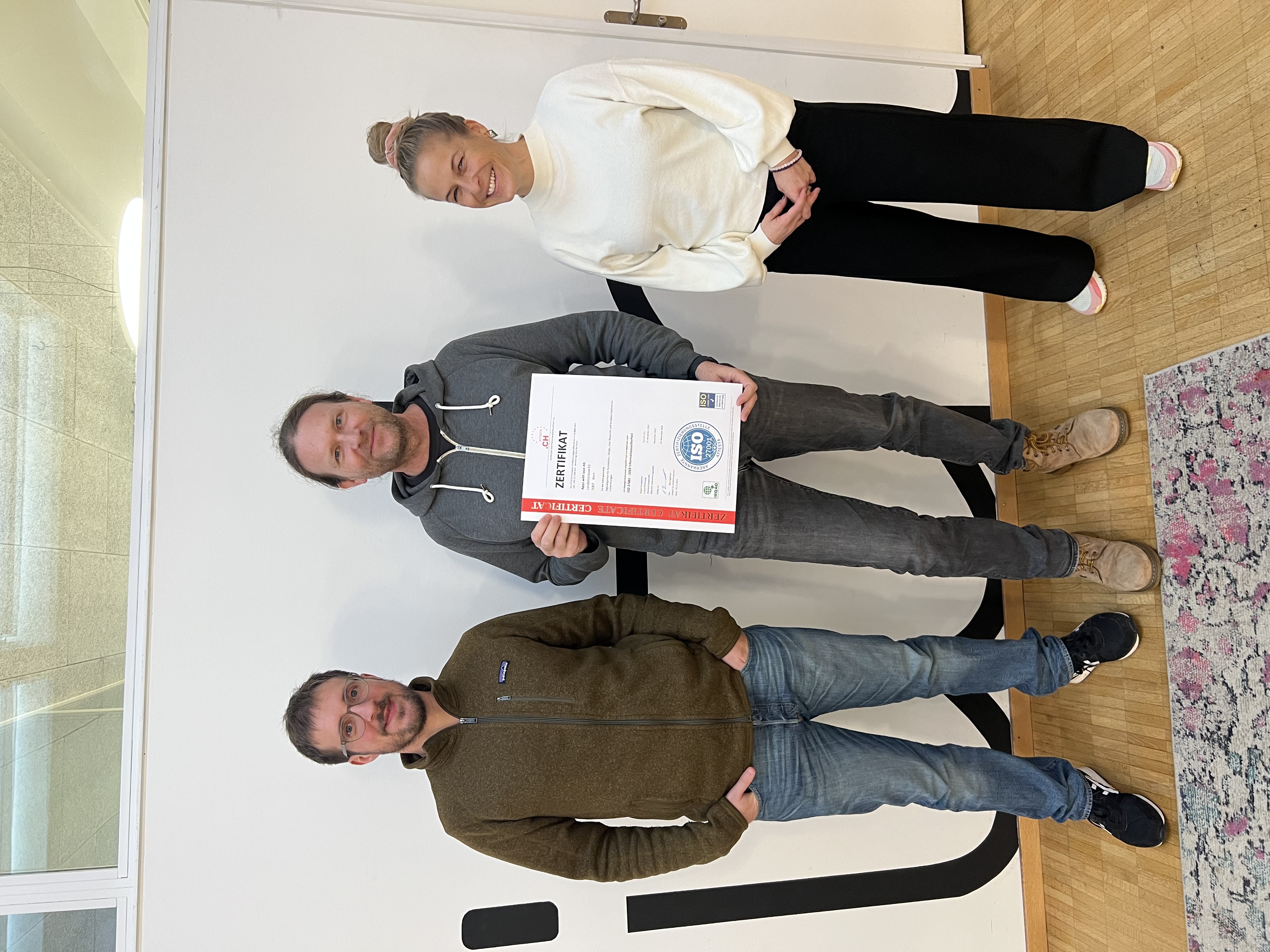 Martin Mattli, Olivier Oswald und Fabienne Meister mit dem ISO 27001 Zertifikat