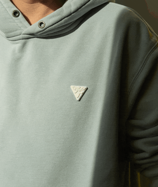 Gif mit den verschiedenen Orden angepinnt am Pullover einer Preson