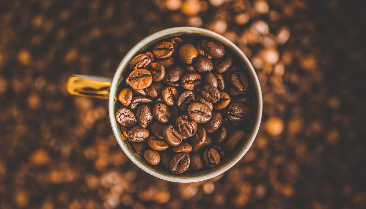 Kaffeebohnen als Titelbild für den Franke Touchless App Blog