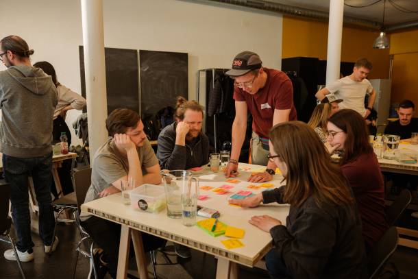 Mitarbeitende von Apps with love erarbeiten in Gruppen ein Thema