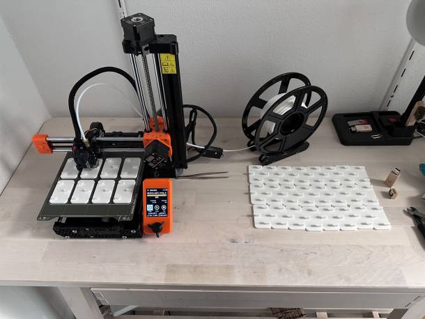 3D Drucker druckt Teile für die neue Device Wall