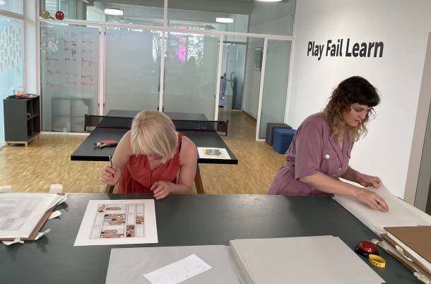 BiglerWeibel signant ses gravures