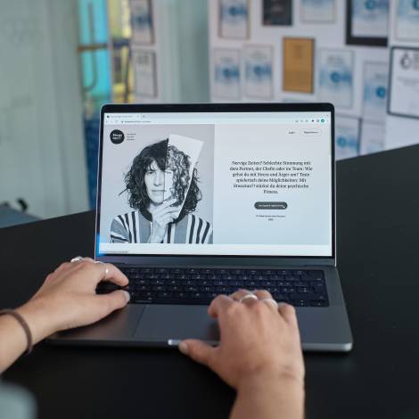 Etwas tun?! Web App auf Laptop