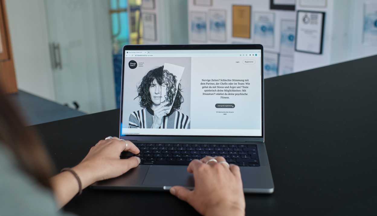Etwas tun?! application web sur ordinateur portable