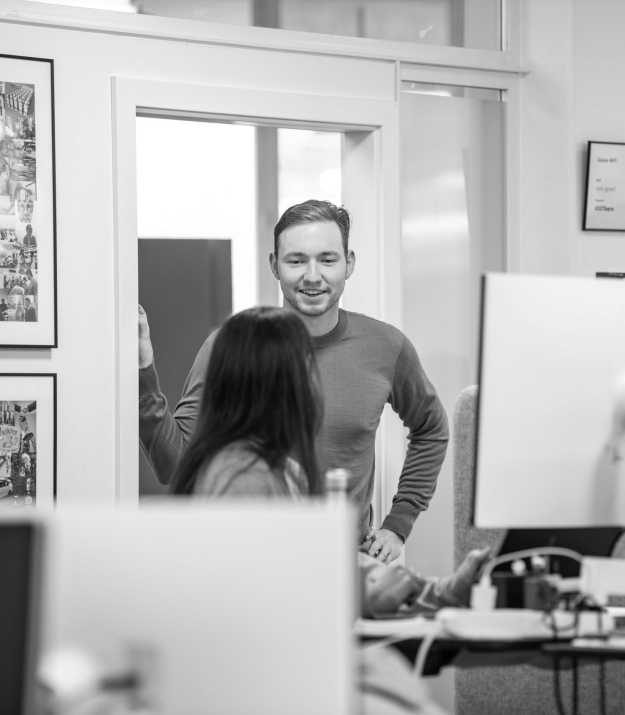 Alain Stulz steht im Türrahmen und redet mit jemandem