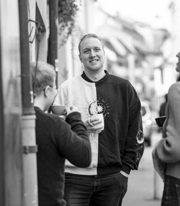 Alessandro, Sophia et Kajetan prennent un café devant le bureau