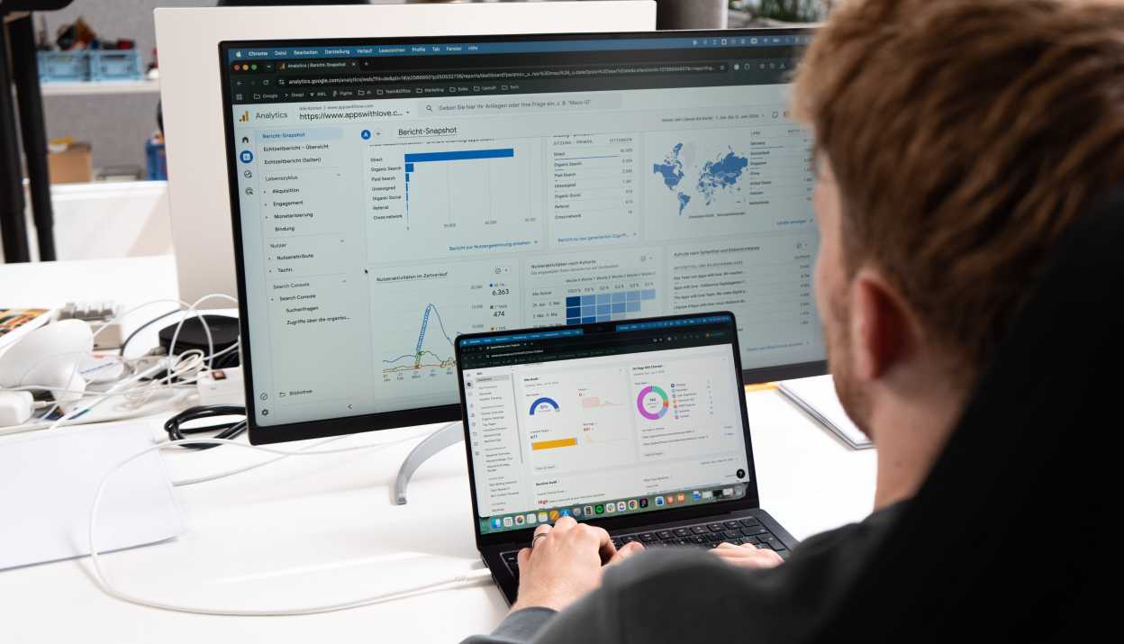 Manuel am Laptop, analytics