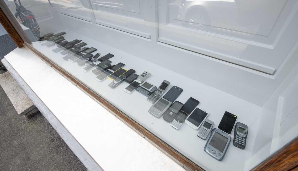 Différents téléphones portables et smartphones dans une vitrine