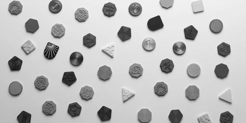 Die verschiedene Orden-Abzeichen von Apps with love verstreut auf einem weissen Hintergrund