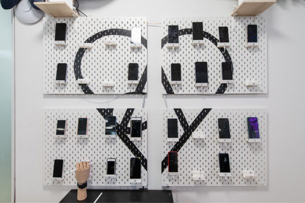 Device Wall avec différents téléphones de test chez Apps with love