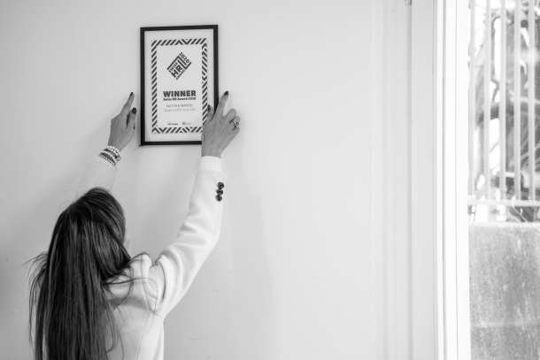 Sonia hängt das Apps with love Swiss HR Award 2020 Gewinnerzertifikat an die Wand