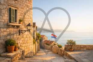 KI-generiertes Bild, das einen Küstenort in Kroatien zeigt mit typischer Architektur im Vordergurnd, einer kroatischen Falgge sowie dem Meer im Hintergrund. Ein Apps with love Logo ist halb durchsichtig über das ganze Bild gelegt.
