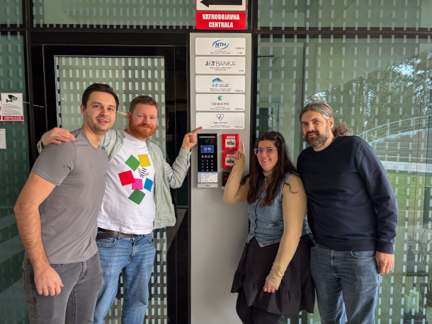 Domen, Ivan, Monika und Jure vor dem Apps with love d.o.o. Büro