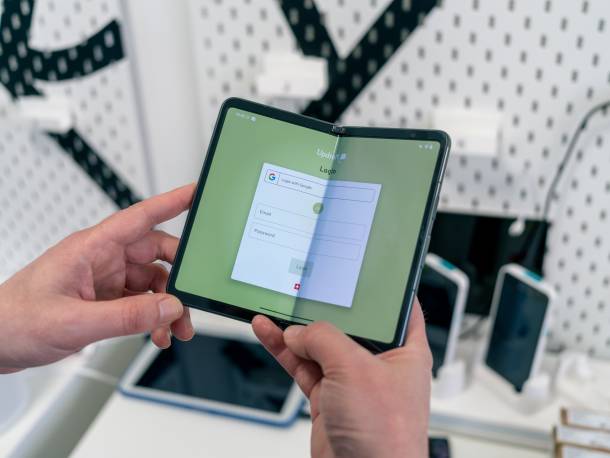 Page de connexion d'Updraft, ouverte sur un Google Pixel Fold