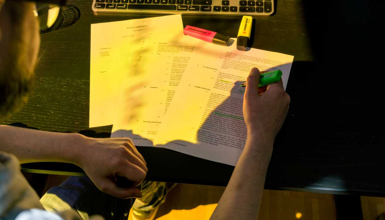 Personne ayant surligné des éléments dans un contrat