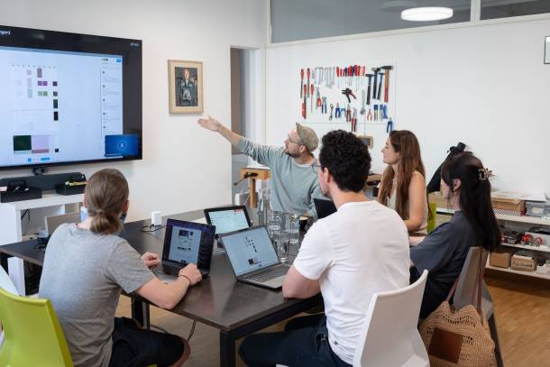 Stefan Spieler stellt im Workshop Design-Ideen vor