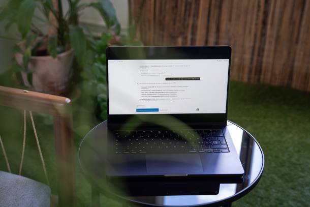 De Co-Pilot Chat offen auf einem Laptop