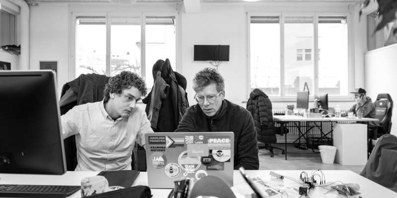 Corsin et Adrian regardent ensemble un ordinateur portable