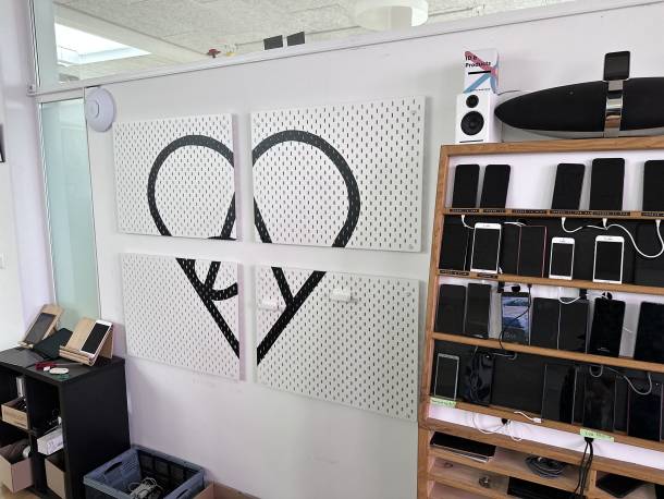 Neue Device Wall bemalt mit Apps with love Logo