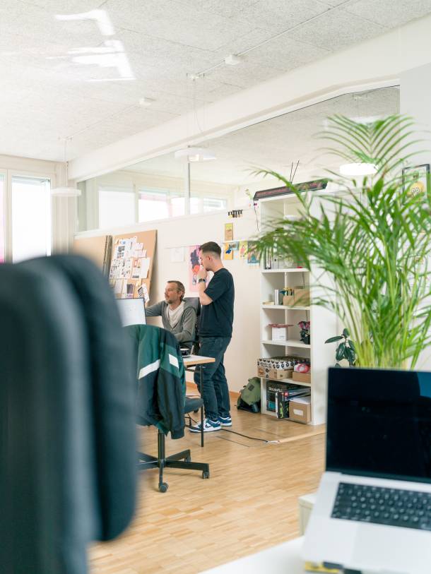 Florian und Nick vom Konzept und Designteam besprechen gemeinsam etwas
