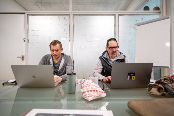 Florian und Res aus dem Konzept und Designteam arbeiten nebeneinander an ihren Laptops