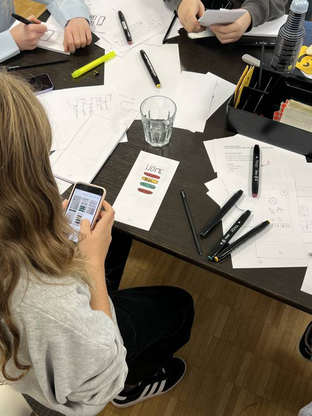 Les enfants dessinent leur idée d'application sur papier, puis la transforment en prototype interactif à l'aide d'une application