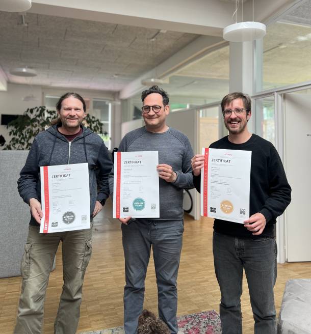 Trois membres d'Apps with love tiennent un certificat ISO à la main et le montrent à la caméra