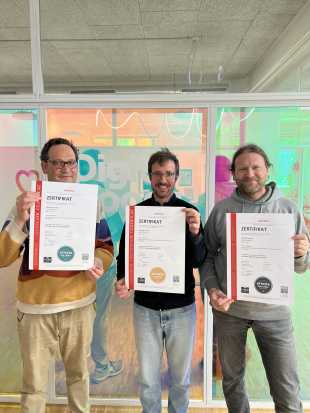 Drei Apps with love Mitglieder mit den ISO Zertifikaten in der Hand