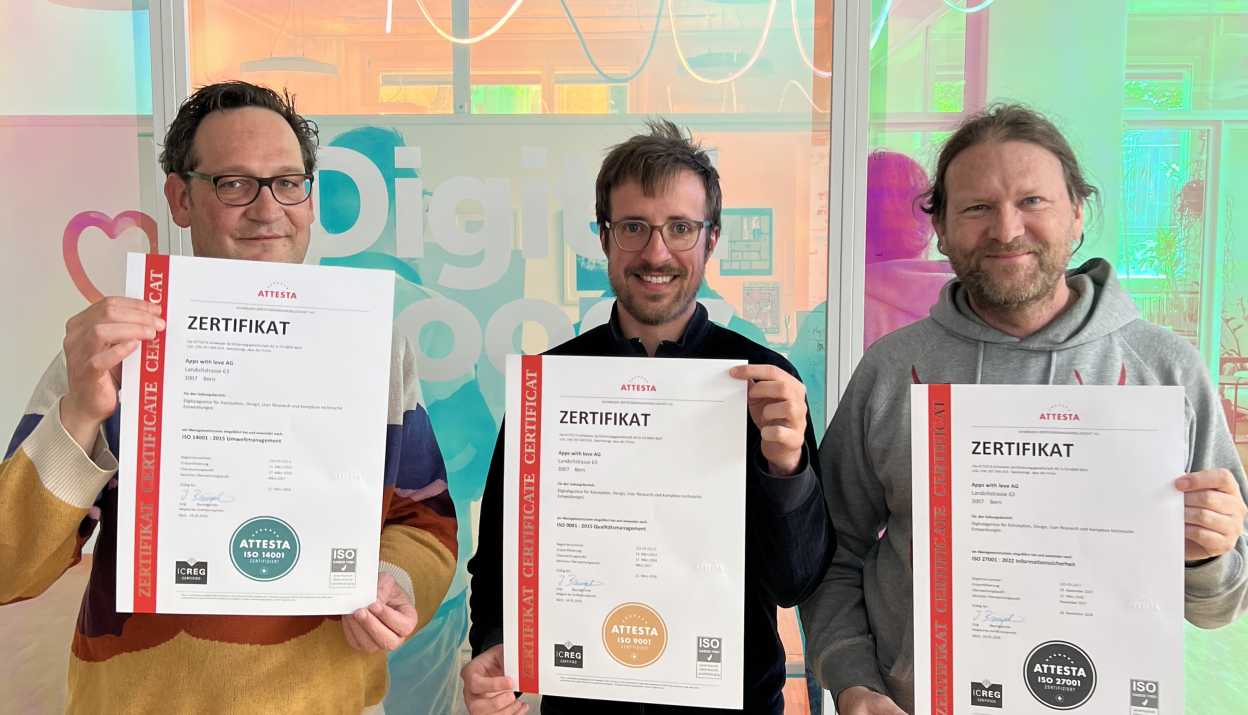 Trois membres d'Apps with love, leurs certificats ISO en main