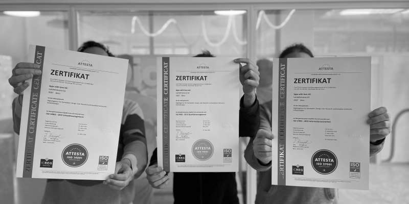 Drei Apps with love Mitarbeiter mit den ISO Zertifikaten in der Hand