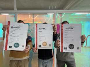 Drei Apps with love Mitarbeiter mit den ISO Zertifikaten in der Hand