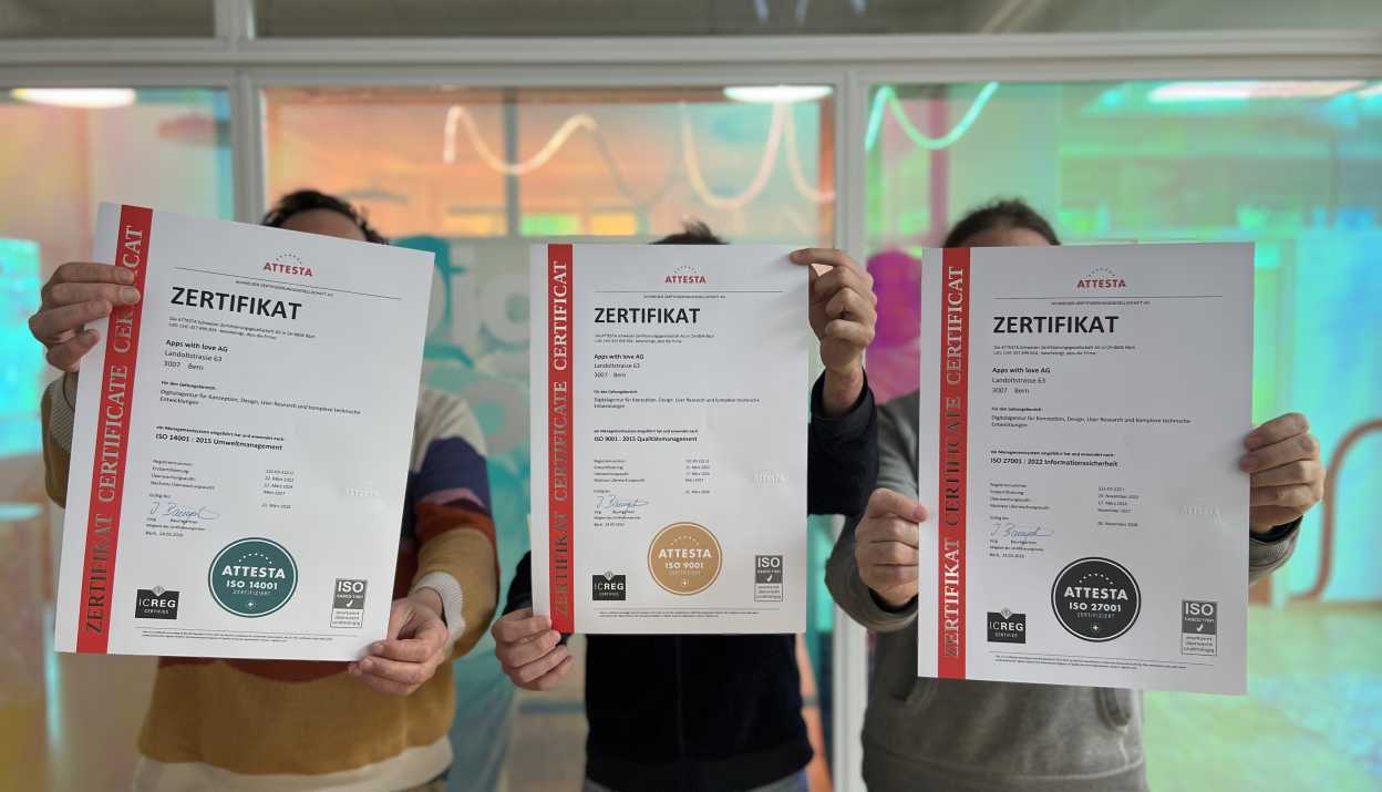 Trois collaborateurs d'Apps with love, leurs certificats ISO à la main