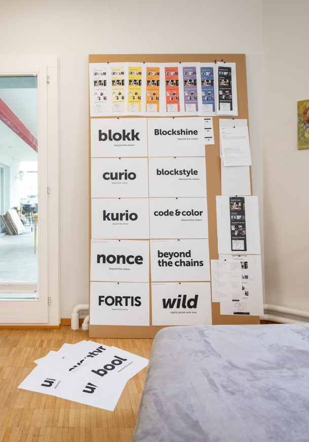 Verschiedene Markennamen und Claims aufgehängt an einer Stellwand