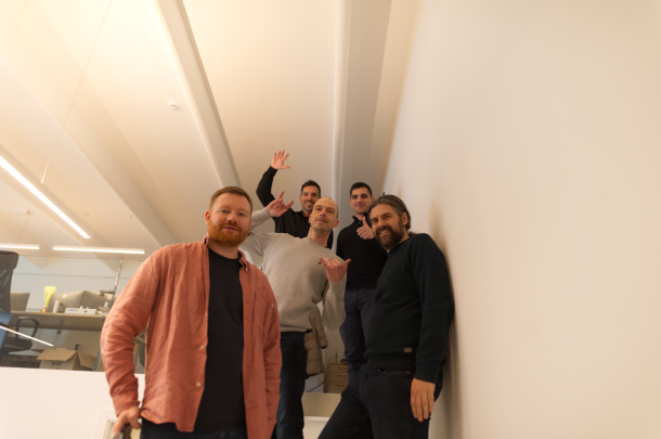 Fünf Mitarbeiter von Apps with love d.o.o. stehen auf einer Treppe und schauen in die Kamera