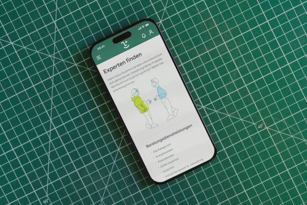 myky App mit der Funktion "Experten finden" auf einer grünen Schneidematte mit weissem Raster