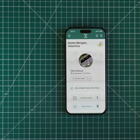 myky App Homescreen geöffnet auf einem Smartphone das auf einer grün-weiss-karierten Unterlage