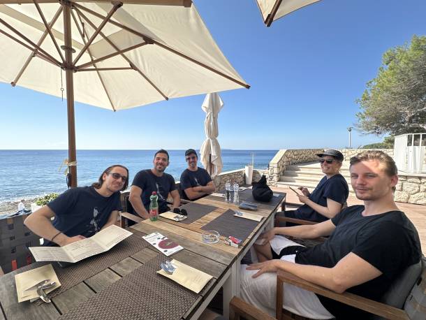 Fünf Mitarbeitende von Apps with love in einem Restaurant in Kroatien