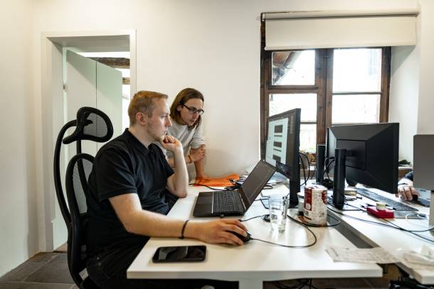 Rémy et Alessandro examinent ensemble le code