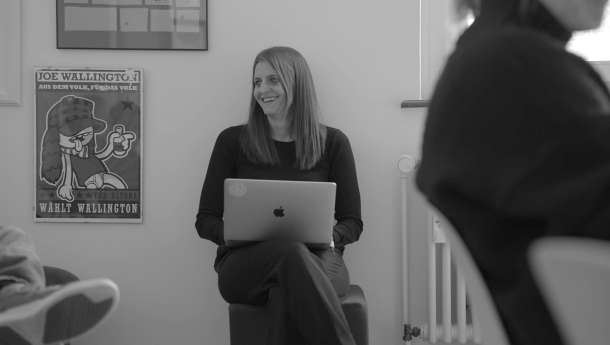 Sara Weibel im Apps with love Teammeeting am Laptop