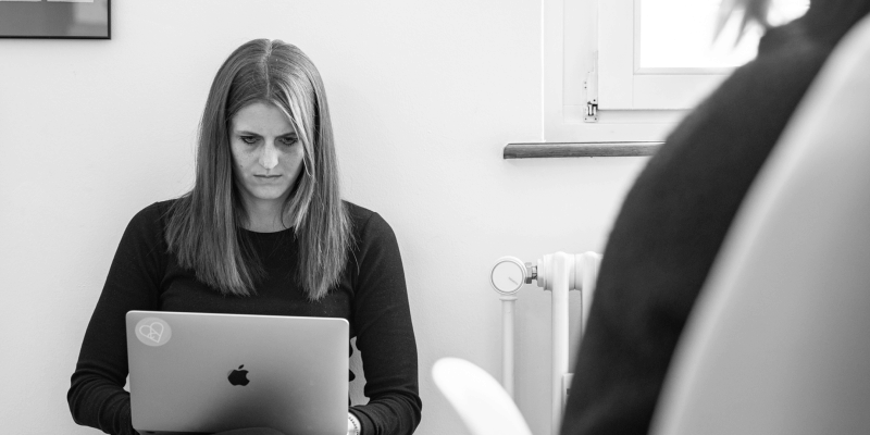 Sara Weibel am Laptop