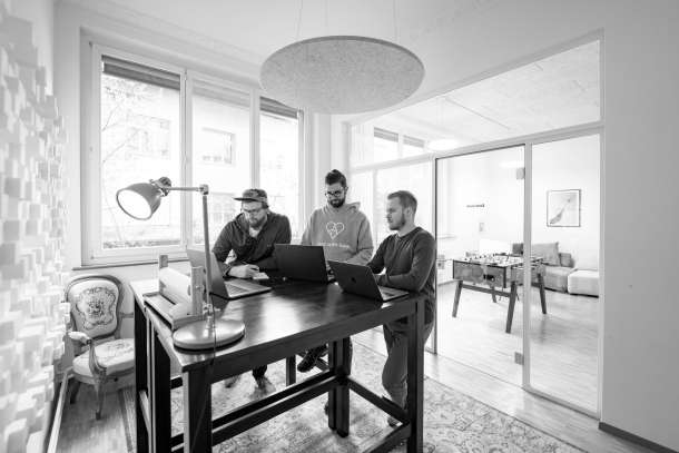Simon, Matt und Adi beim gemeinsamen Arbeiten im Büro von Apps with love