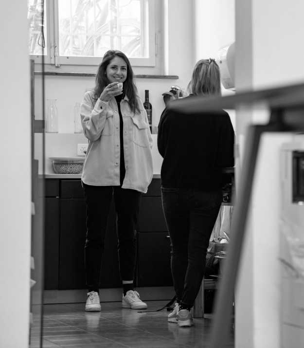 Maya und Fabienne beim Kaffeetrinken in der Küche