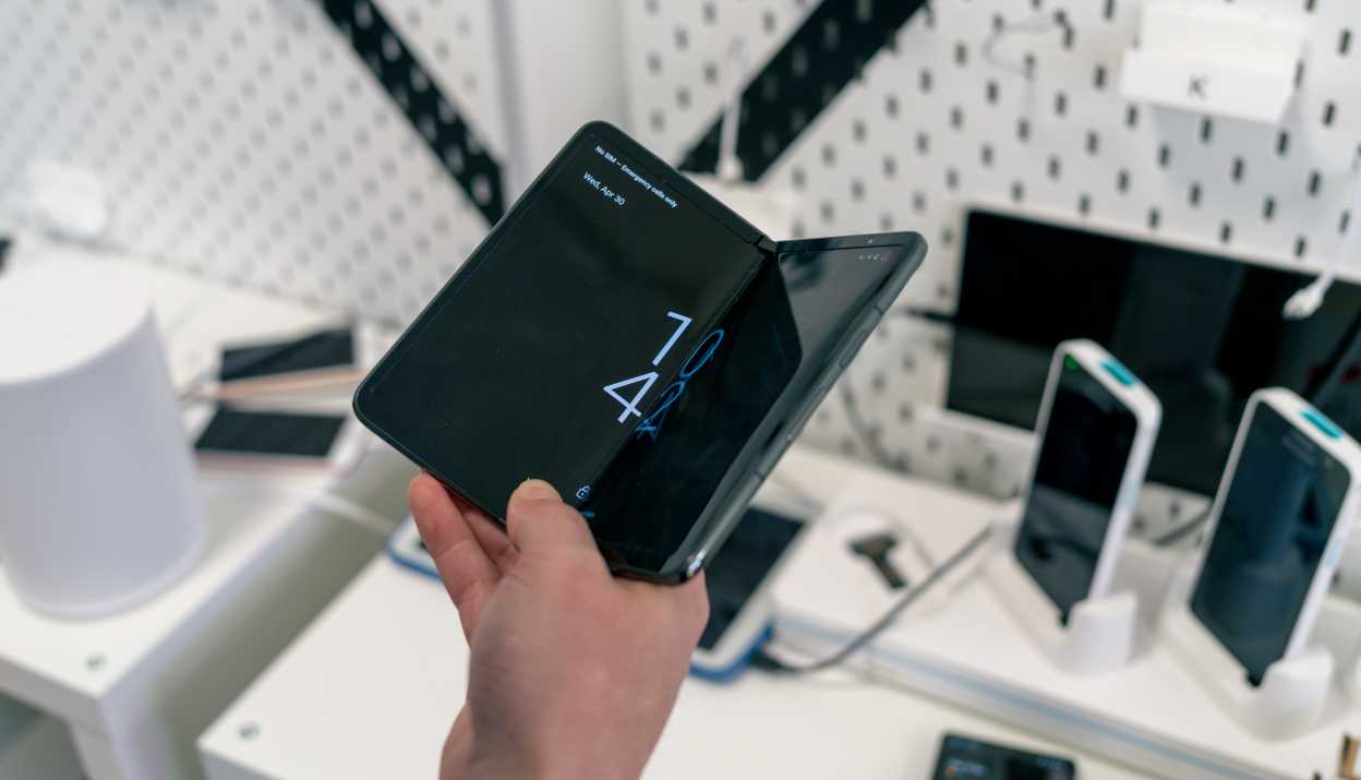 Un téléphone pliable dans la main d'une personne
