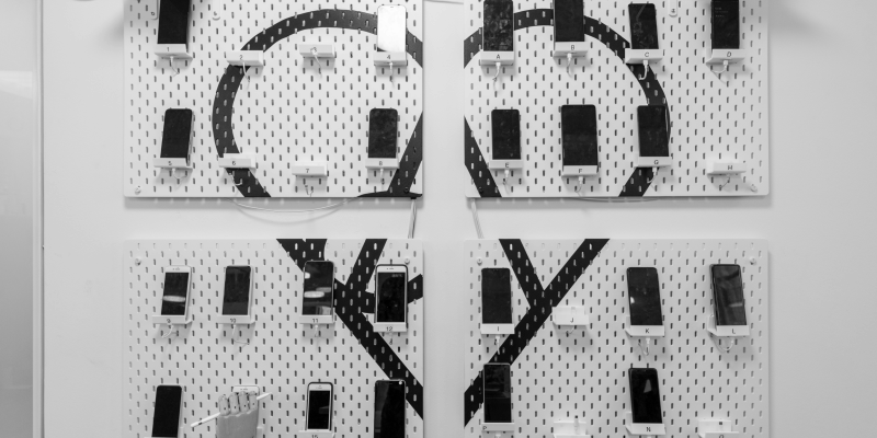 Device Wall mit verschiedenen Smartphones