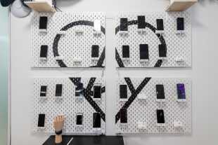 Device Wall mit verschiedenen Smartphones