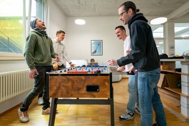 Vier Personen beim Tischfussball