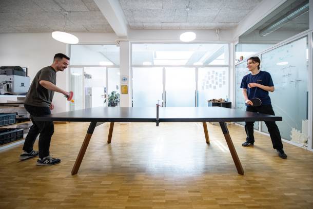 Nick und Jann spielen gegeneinander Ping Pong