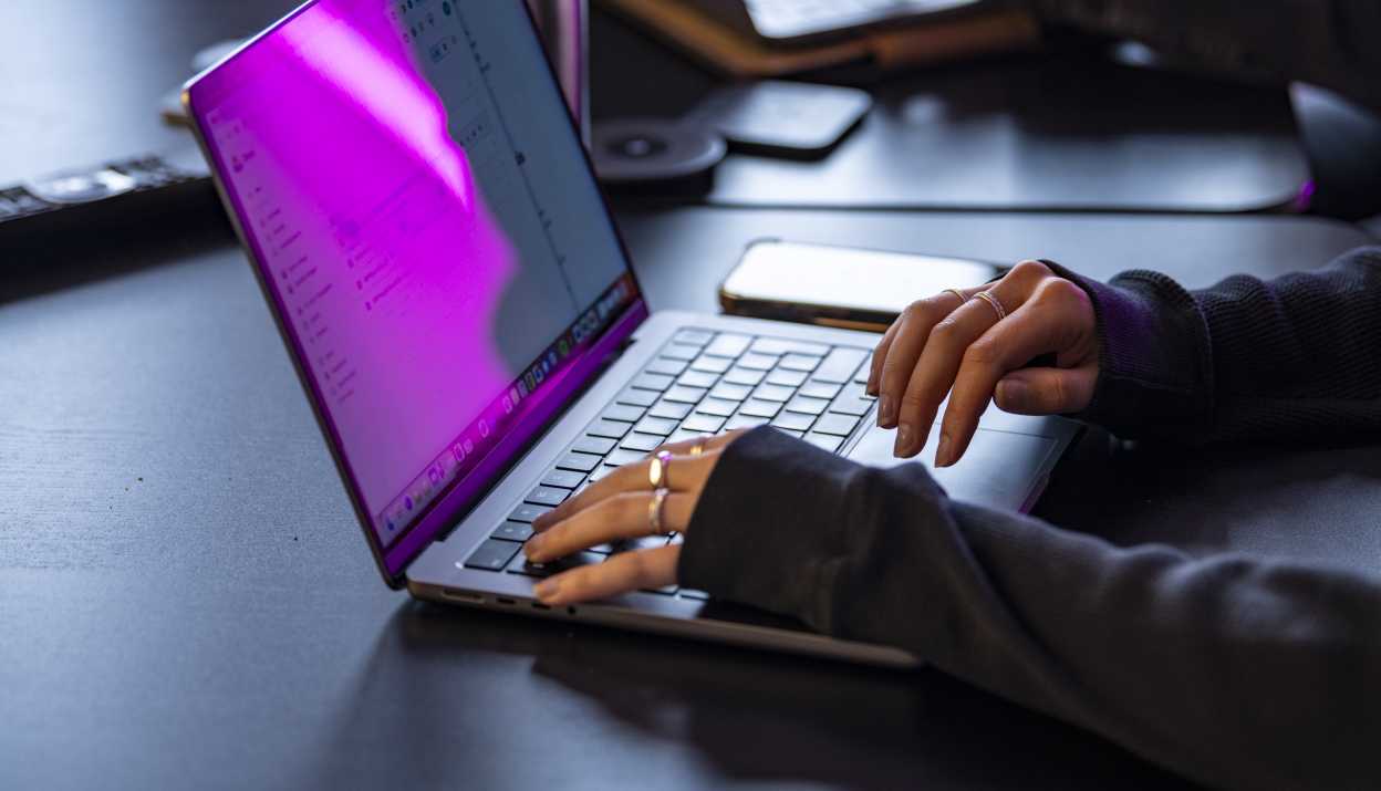 Gros plan sur quelqu'un qui écrit quelque chose sur son ordinateur portable