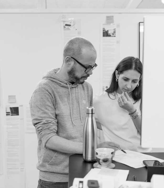 Valentin und Maya besprechen gemeinsam